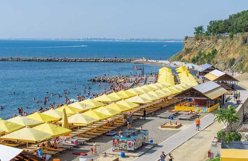 «Малая Бухта» - один из самых популярных пляжей среди горожан и гостей Анапы