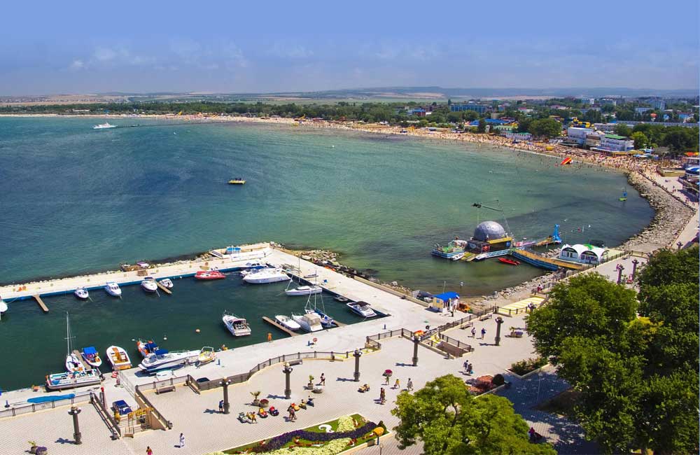 Вид на яхтклуб, набережную и центральный пляж из отеля «ЕврАзия»