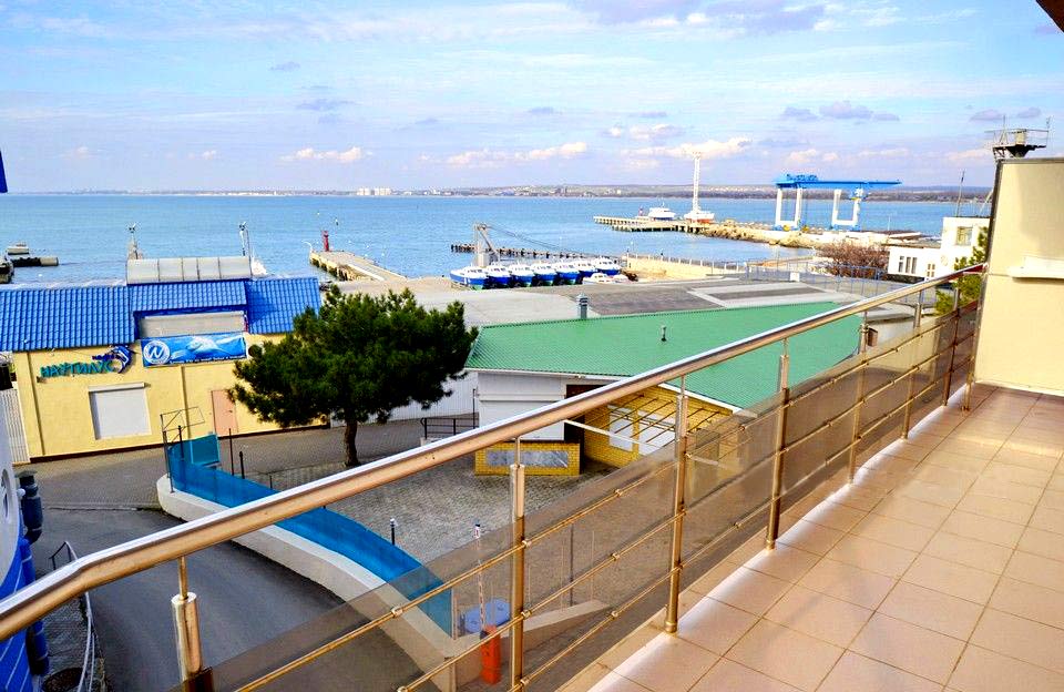 Осенний вид на яхт-клуб с балкона отеля «Евразия»