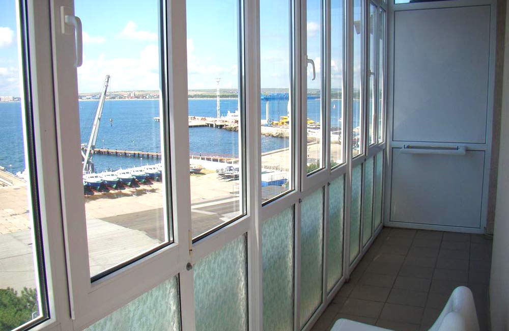 Вид на море и порт с балкона отеля «Евразия»