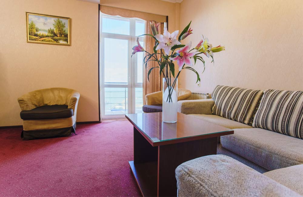 Гостиная в 2-х комнатнатном номере (48 кв.м.) отеля «Евразия» в Анапе
