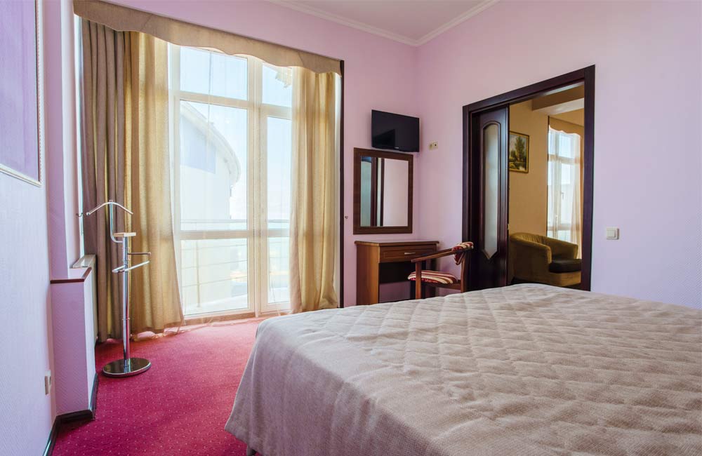 Спальня в 2-х комнатном номере отеля «Евразия» в Анапе