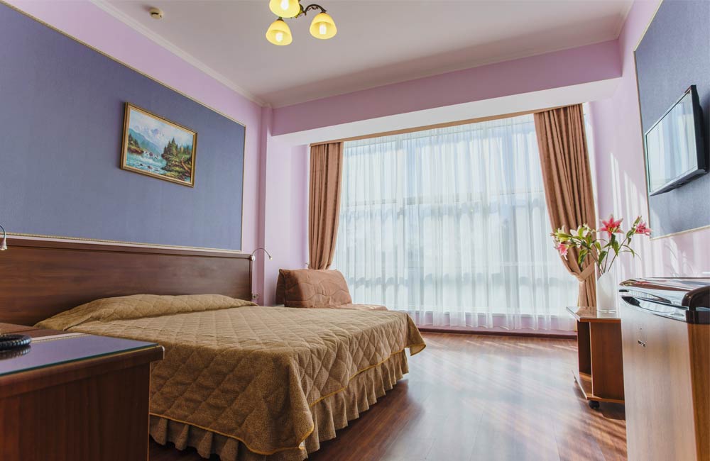 Однокомнатный увеличенный номер первой категории в отеле Евразия, Анапа